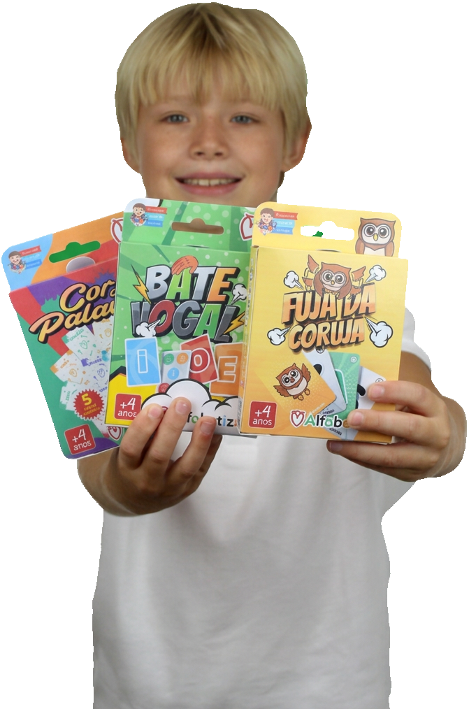 Dudu segurando os jogos de cartas da loja oficial Alfabetizei